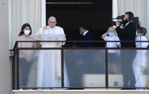 Pope Francis appears on the balcony. Hospital for the first time After recovering from surgery