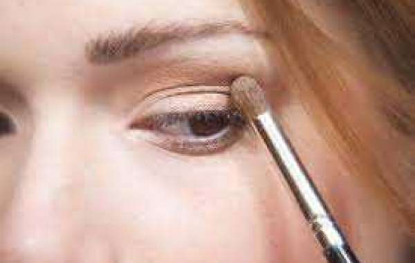 Top 5 Eye Makeup Products To Use For Beautiful Black Eyes