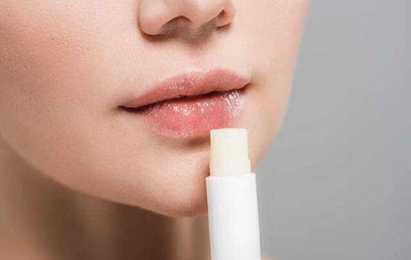 5 REASONS WHY YOU SHOULD USE A LIP BALM DAILY